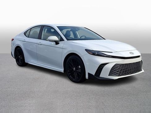 Used 2025 Toyota Camry SE FWD image 3