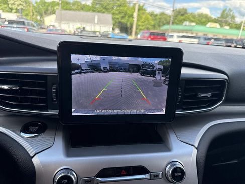 Used 2022 Ford Explorer XLT w/ Equipment Group 202A AWD/4WD image 25