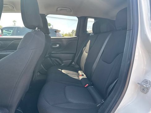 Used 2023 Jeep Renegade Latitude AWD/4WD image 15