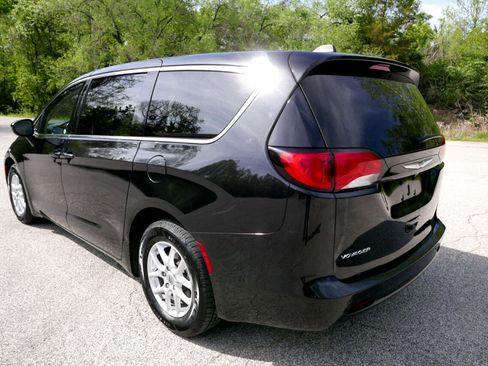 Used 2022 Chrysler Voyager LX image 8