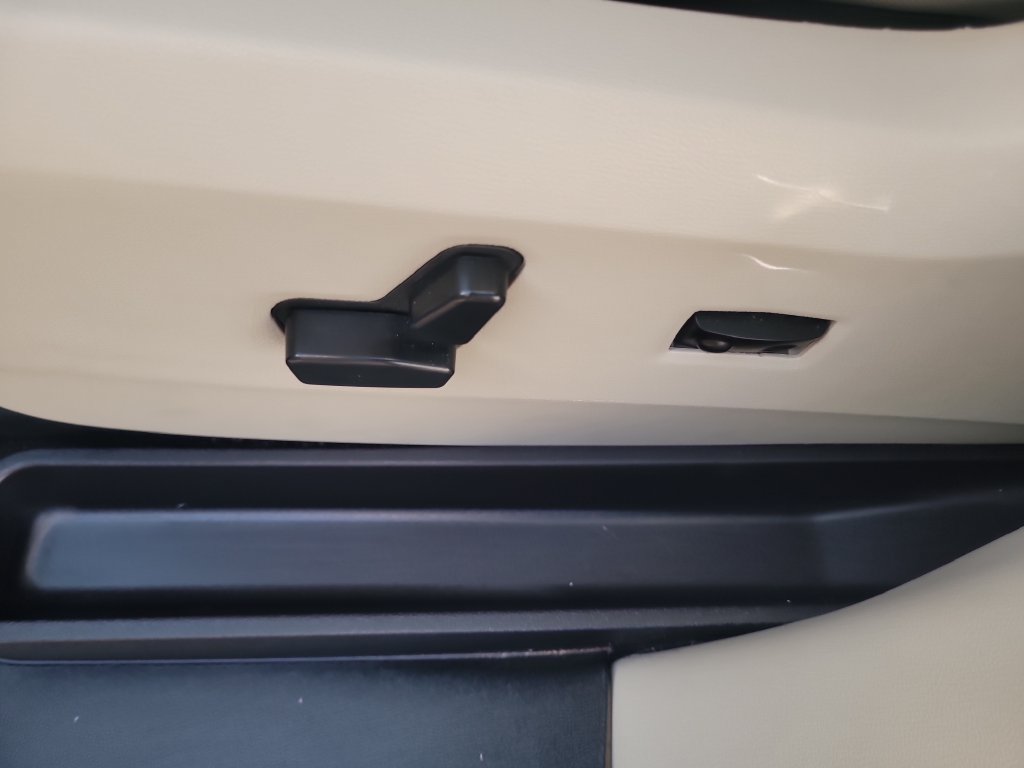 Used 2016 Chrysler Town & Country Touring-L FWD image 21