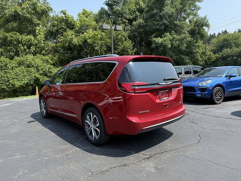 Used 2026 Chrysler Pacifica Pinnacle AWD/4WD image 3