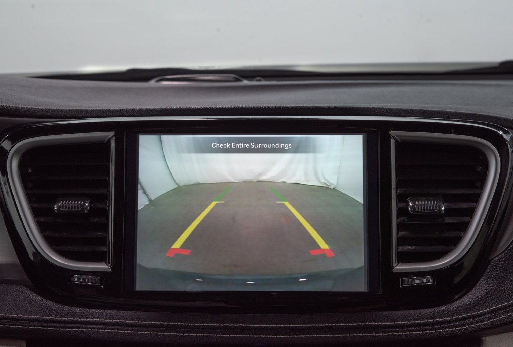Used 2024 Chrysler Pacifica Limited FWD image 32