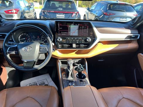 Used 2021 Toyota Highlander Platinum image 18