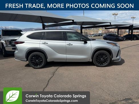 Used 2025 Toyota Highlander XSE image 2