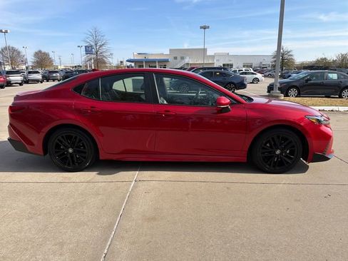 Used 2025 Toyota Camry SE image 6