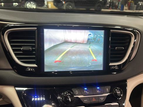 Used 2023 Chrysler Pacifica Touring-L image 24