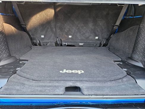 Used 2015 Jeep Wrangler Unlimited Sahara image 11