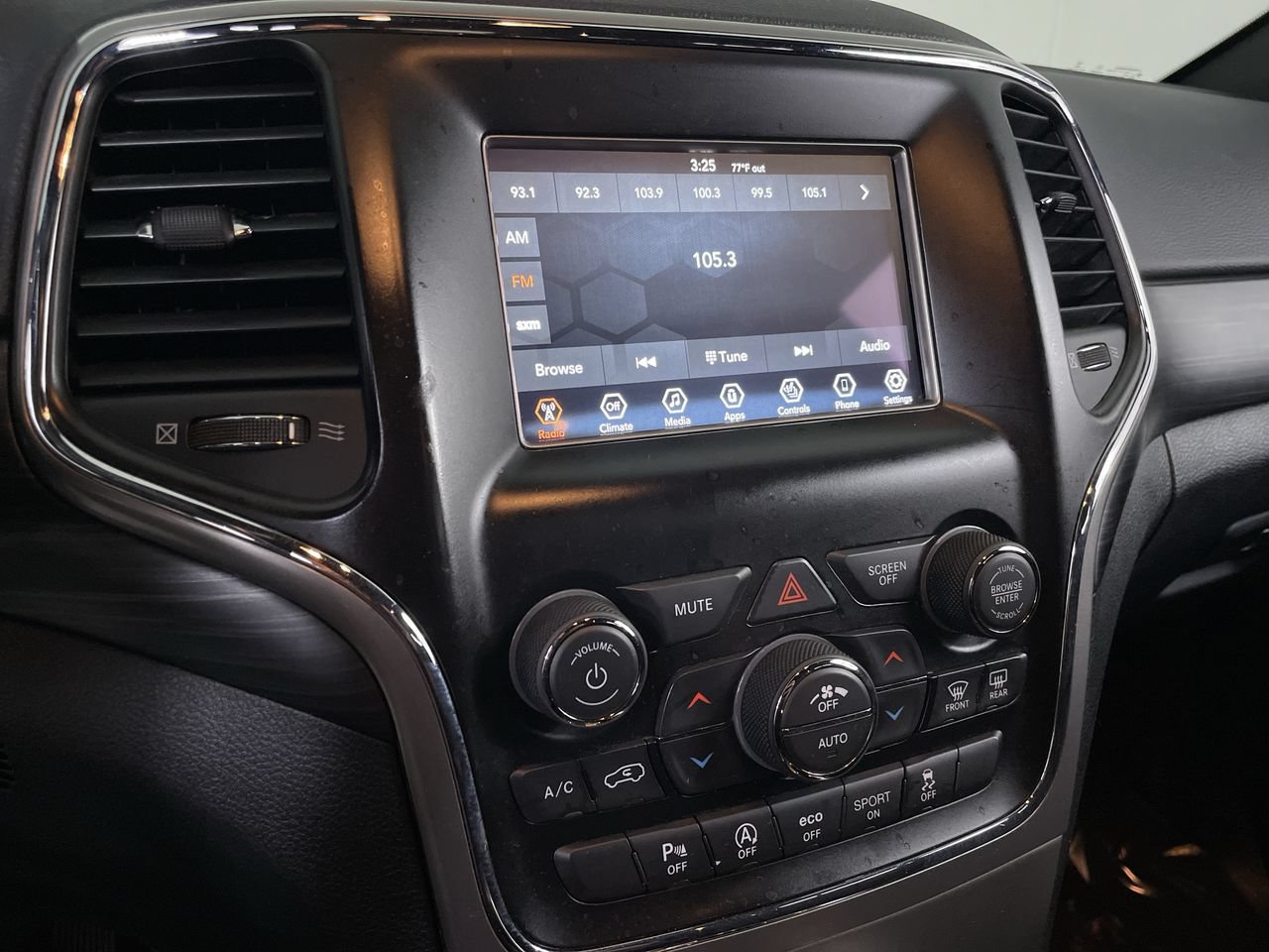 Used 2021 Jeep Grand Cherokee Laredo w/ Security & Convenience Group AWD/4WD image 15