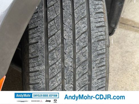 Used 2023 Chrysler Pacifica Touring-L FWD image 3