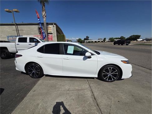 Used 2020 Toyota Camry SE w/ Carpet Mat Package FWD image 4