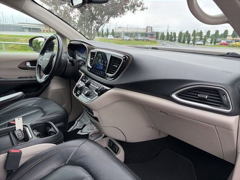 Used 2017 Chrysler Pacifica Touring-L w/ Tire & Wheel Group FWD image 29