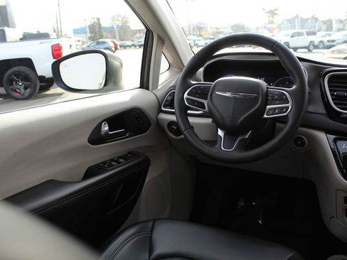 Used 2023 Chrysler Pacifica Touring-L image 9