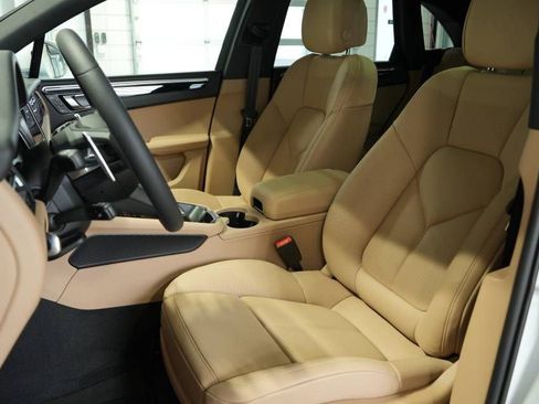Certified 2025 Porsche Macan AWD/4WD image 5