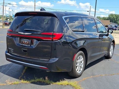 Used 2025 Chrysler Pacifica Select FWD image 7