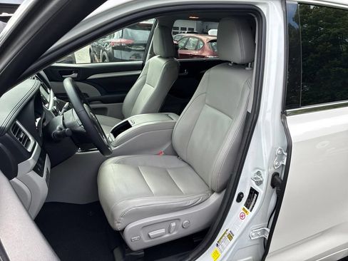 Used 2018 Toyota Highlander XLE AWD/4WD image 15