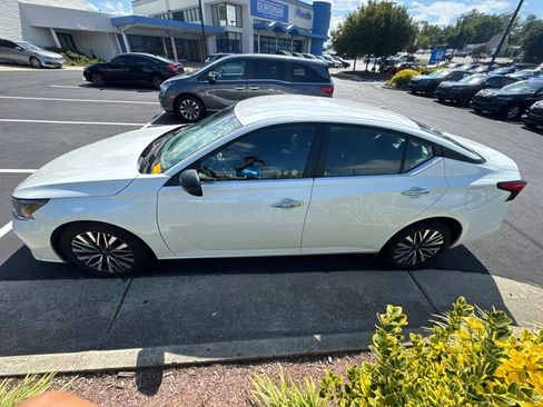 Used 2025 Nissan Altima 2.5 SV FWD image 2