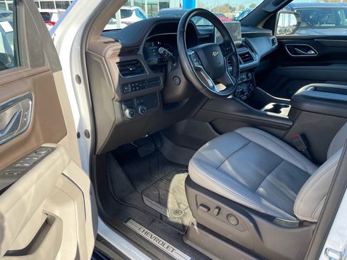 Used 2022 Chevrolet Suburban LT w/ Luxury Package image 5