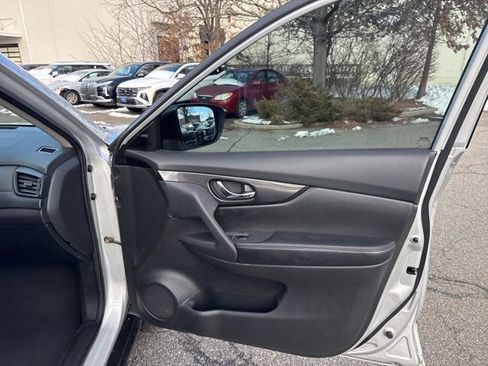 Used 2018 Nissan Rogue S image 32