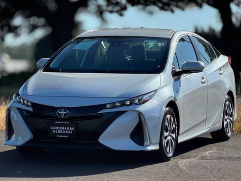 Used 2021 Toyota Prius Prime XLE FWD image 3