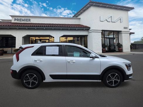 Used 2025 Kia Niro EX FWD image 9