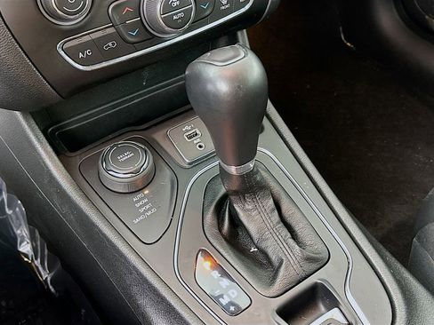 Certified 2021 Jeep Cherokee Latitude Lux w/ Comfort/Convenience Group image 26