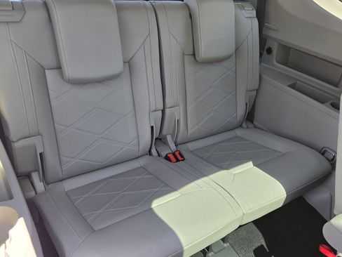 Used 2024 Volkswagen Atlas SE image 17