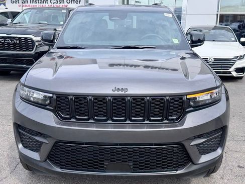 Used 2025 Jeep Grand Cherokee Altitude image 2