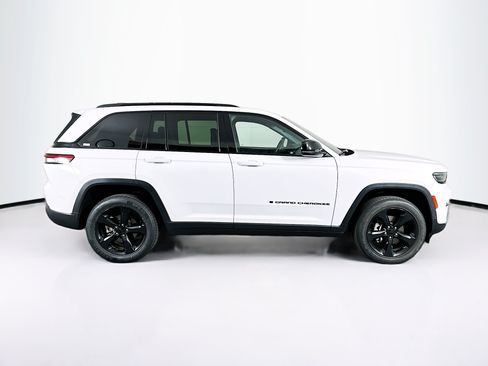 Used 2023 Jeep Grand Cherokee Altitude RWD image 10