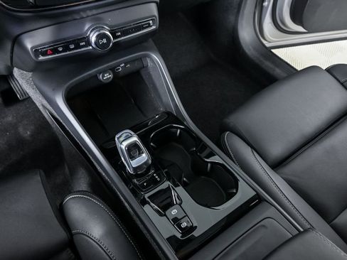 Used 2025 Volvo XC40 B5 Plus image 18