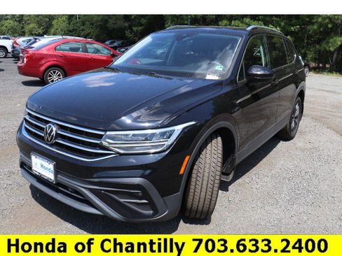 Used 2022 Volkswagen Tiguan SE image 3