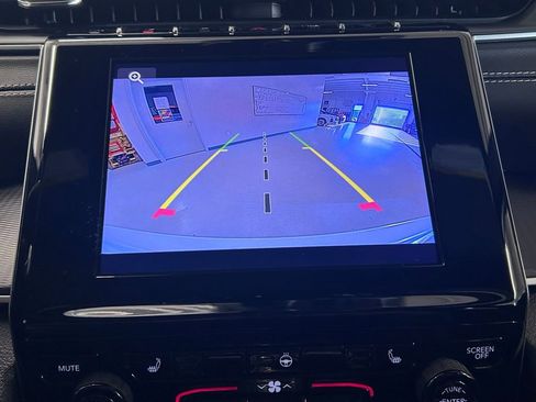 Used 2025 Jeep Grand Cherokee Altitude RWD image 15