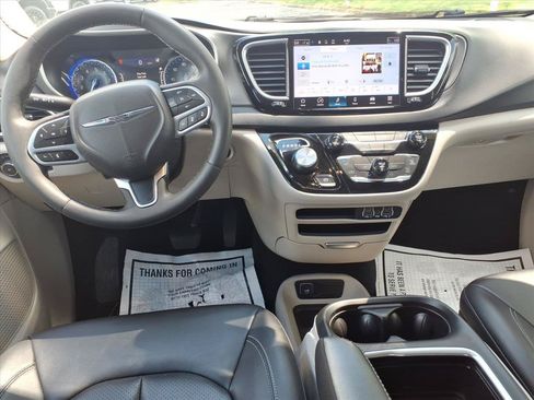 Used 2024 Chrysler Pacifica Touring-L FWD image 9