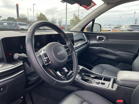 Used 2025 Kia Sorento S image 10