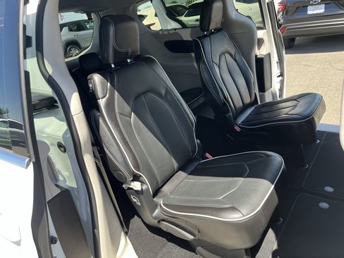 Used 2024 Chrysler Pacifica Limited FWD image 26