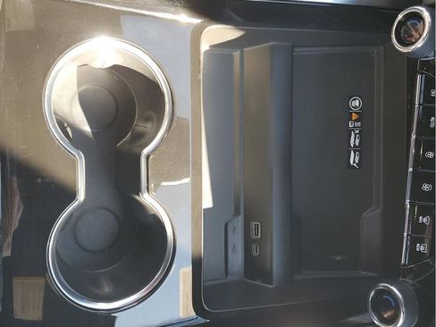 Used 2025 Chevrolet Suburban Z71 image 40