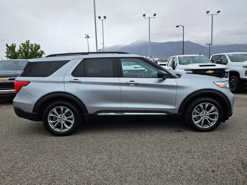 Used 2023 Ford Explorer XLT w/ Equipment Group 202A AWD/4WD image 2