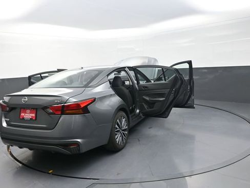 Used 2024 Nissan Altima 2.5 SV image 16