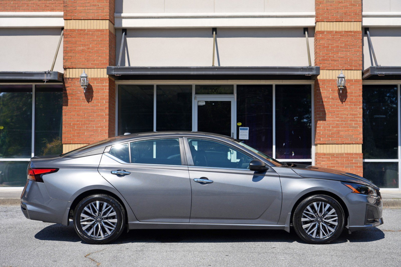 Used 2025 Nissan Altima 2.5 SV FWD image 46