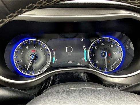 Used 2023 Chrysler Pacifica Touring-L image 13