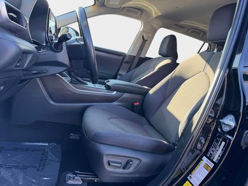 Used 2022 Toyota Highlander LE image 14