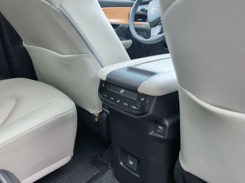 Used 2024 Toyota Grand Highlander AWD image 7