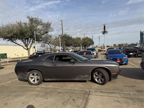 Used 2021 Dodge Challenger SXT image 4