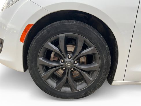 Used 2019 Chrysler Pacifica Touring Plus w/ S Appearance Package FWD image 16