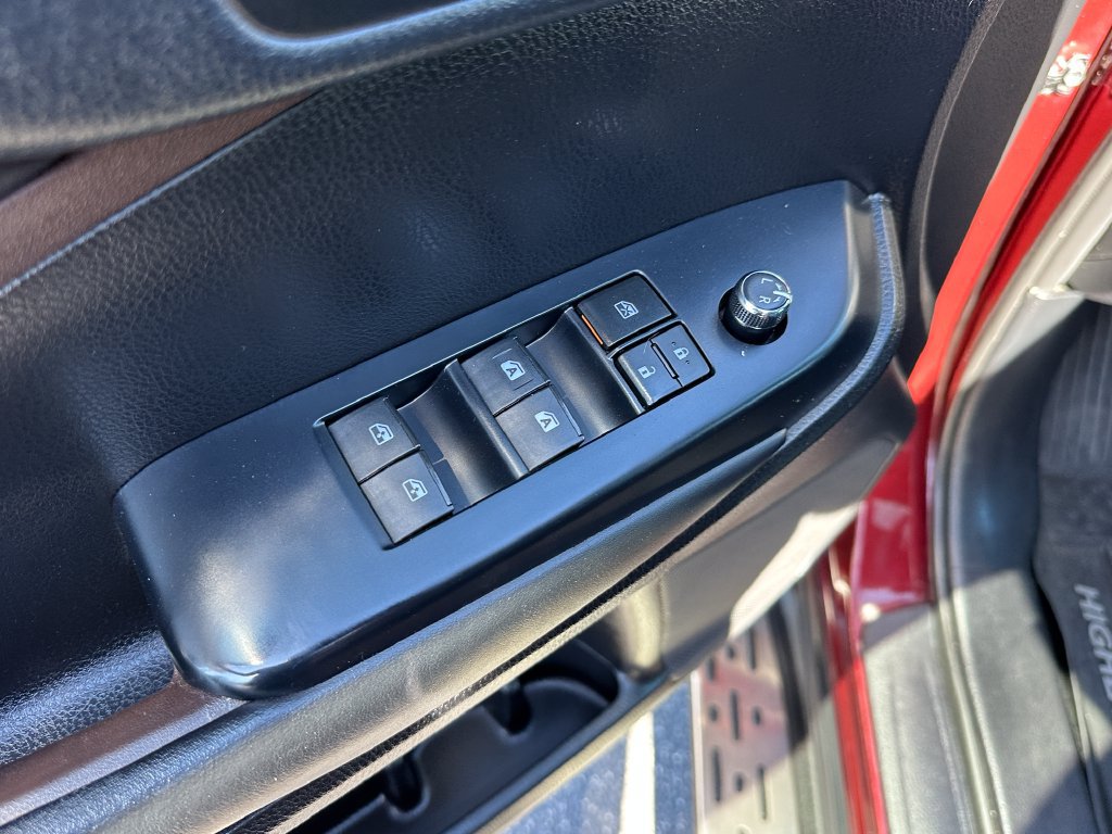 Used 2019 Toyota Highlander XLE FWD image 38