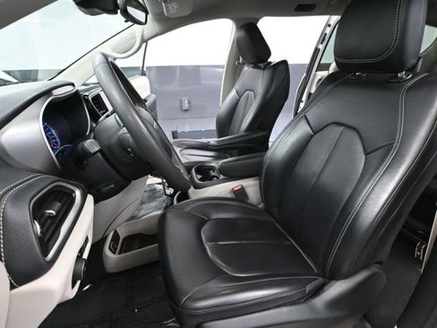 Used 2023 Chrysler Pacifica Touring-L image 23