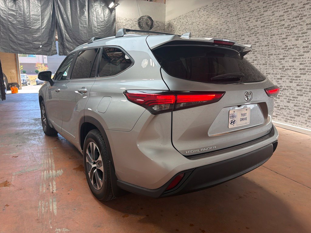 Used 2023 Toyota Highlander XLE FWD image 5