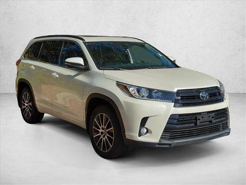 Used 2017 Toyota Highlander SE image 3