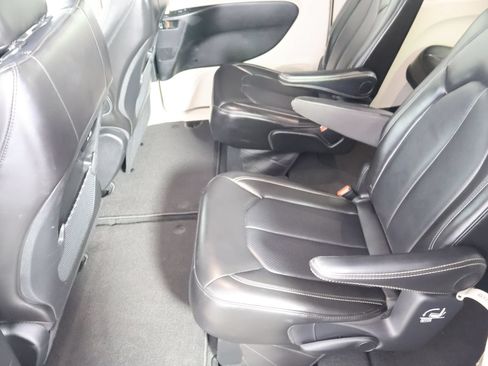 Used 2024 Chrysler Pacifica Touring-L FWD image 42