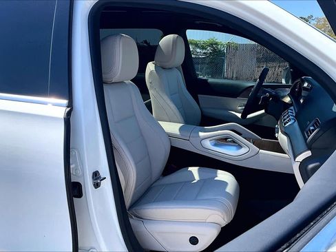 Used 2025 Mercedes-Benz GLS 450 4MATIC image 9